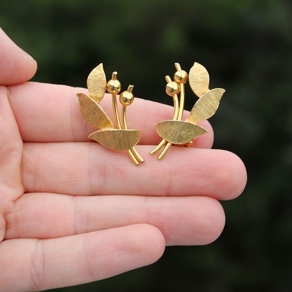 Vintage Kramer Floral Clip On Earrings Textured Gold Tone Leaves with Bud Rare - Picture 5 of 5